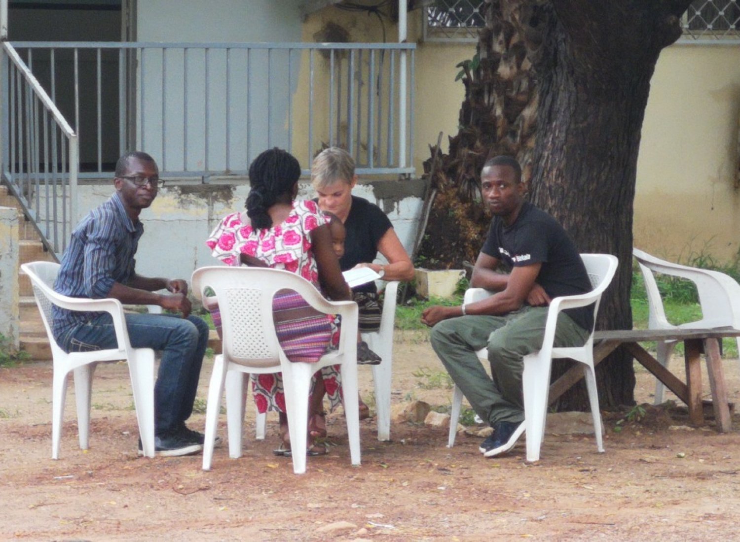 Une migrante est accueillie par des bénévoles au PARI à Dakar