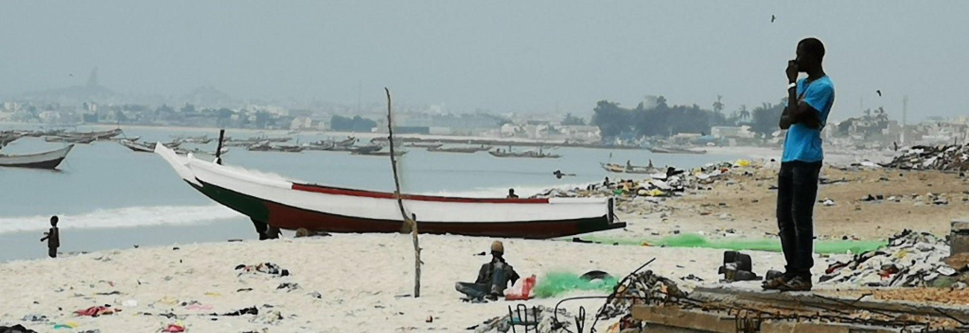 Jeune Sénégalais observant la mer à Thiaroye/mer Jeune Sénégalais observant la mer à Thiaroye-sur-Mer